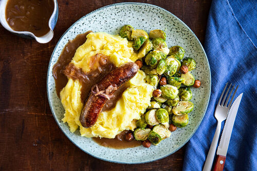 Bio-Rindswurst mit Rosenkohl und getrüffeltem Kartoffel-Pastinaken-Püree