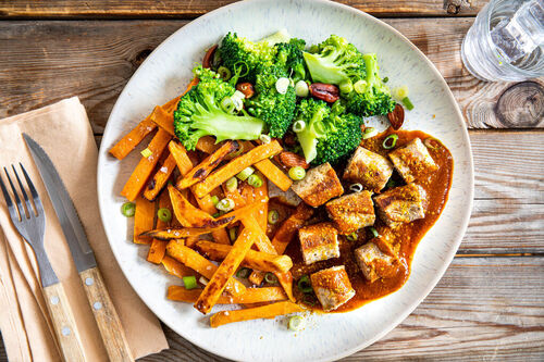 Bio-Rindswurst mit Tomaten-Curry-Sauce dazu Süßkartoffeln und Brokkoli mit Mandeln