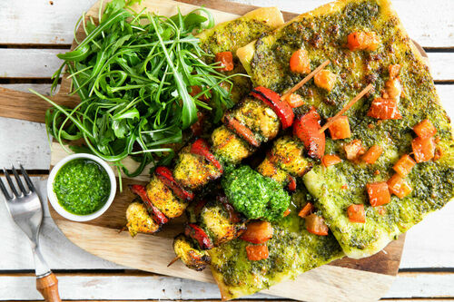 Paprika-Bio-Hähnchen-Spieße auf knusprigem Pizzabrot mit Pesto