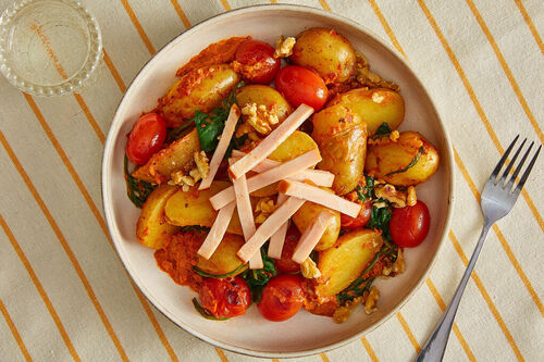 Jungkartoffeln mit Räucherhähnchen und Spinat in Tomaten-Oliven-Pesto