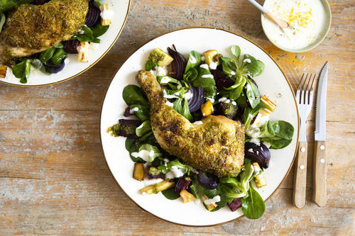 Hähnchenkeulen mit Pistazien-Pesto dazu winterliches Ofengemüse und Salat