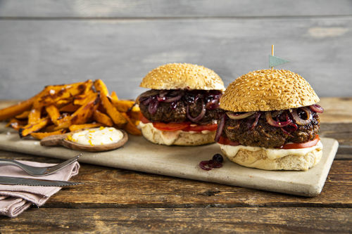 Beef Burger mit süßen Zwiebeln mit Orangenmayo und Süßkartoffelpommes