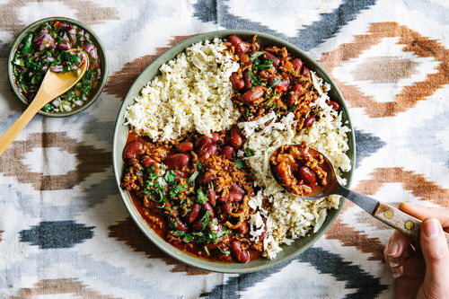 Chili con Carne Low Carb mit Blumenkohlreis und Limettensalsa