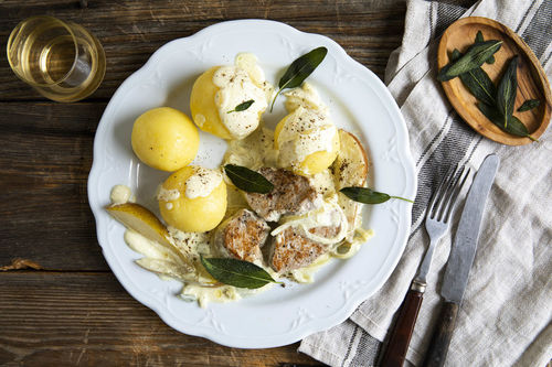 Schweinefilet in Birnen-Schmand-Sauce mit Kartoffelklößen und frittiertem Salbei