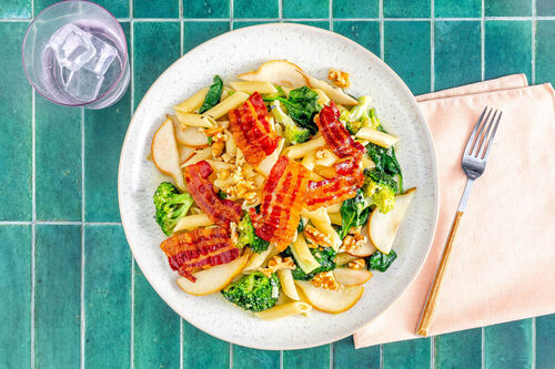 Penne mit Knusper-Bacon und Spinat in cremiger Blauschimmelkäsesauce mit Birne