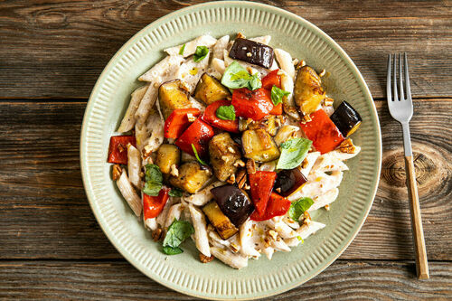 Vegane Linsen-Pasta mit buntem Gemüse mit cremiger Walnusssauce und Basilikum