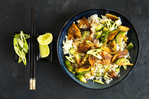 Räuchermakrele japanische Art mit Rosenkohl und Sushireis