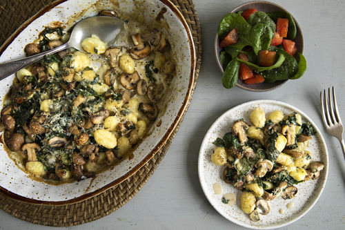 Gnocchi-Champignon-Auflauf mit Spinat-Tomaten-Salat