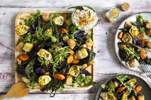 Artischocken-Panzanella mit Karotten mit Orangendressing und Bohnendip