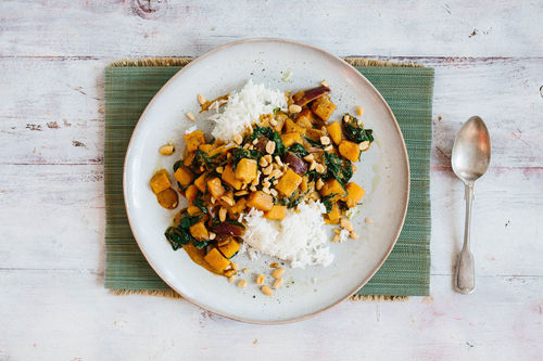Süßkartoffel-Tamarinden-Curry mit Kokosmilch und Erdnüssen