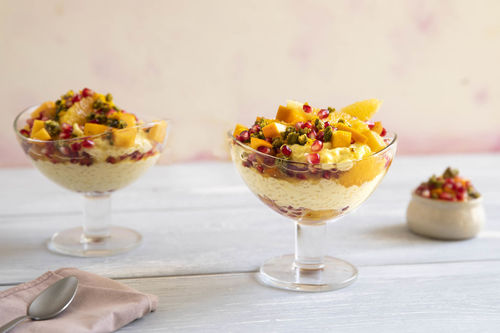 Safran-Reis-Trifle mit Pistazienkrokant mit Kaki-Orangen-Kompott und Granatapfel