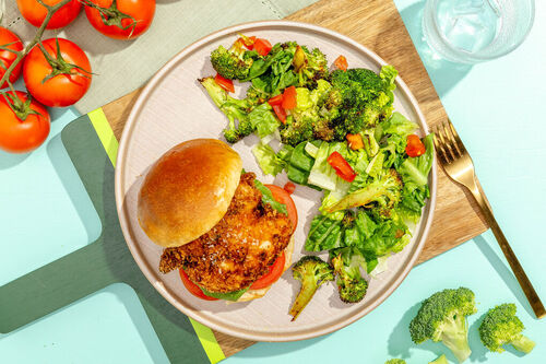 Herzhafter Hähnchenburger mit geröstetem Brokkolisalat