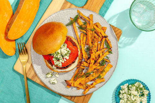Griechischer Veggie-Burger mit Feta dazu Süßkartoffelpommes mit Dill