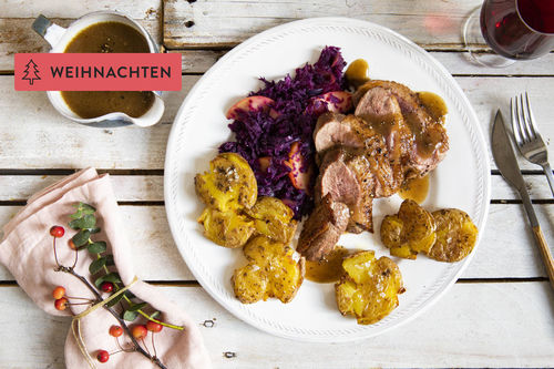 Glasiertes Entenbrustfilet mit Apfelrotkohl und Knusperkartoffeln