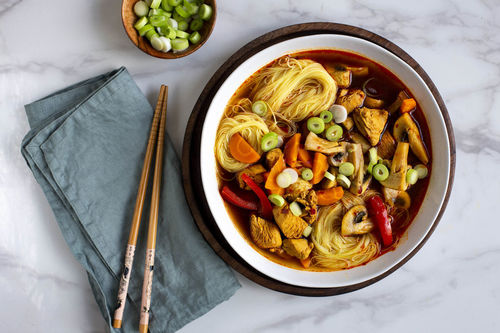 Indonesische Bihunsuppe mit zartem Hähnchen und Glasnudeln