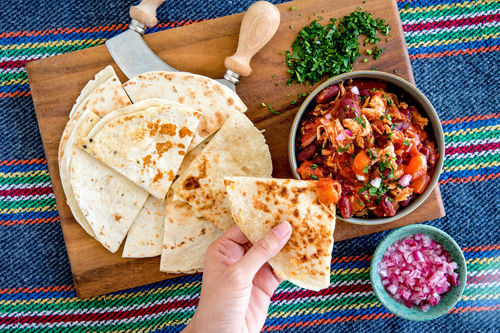Rauchiges Chili mit Huhn und knusprigen Käse-Quesadillas