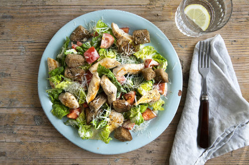 Caesar Salad mit gebratenen Hähnchenbruststreifen