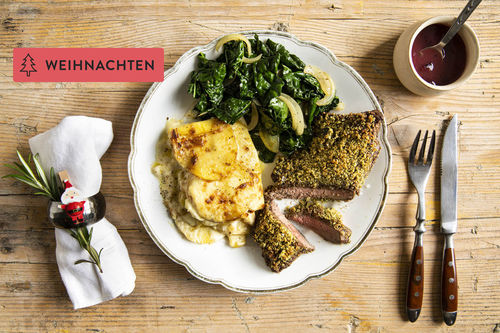 Rindersteak mit Kürbiskernkruste mit Kartoffelgratin, Schwarzkohl und Sauce