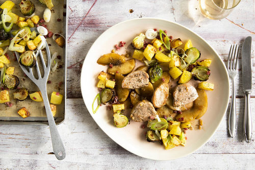 Schweinefilet mit Apfel-Ingwer-Sauce auf geröstetem Kartoffel-Rosenkohl-Gemüse