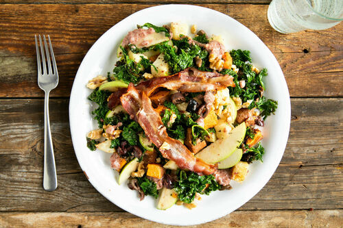 Knuspriger Bacon auf buntem Wintersalat mit Grünkohl, Süßkartoffel und Sellerie