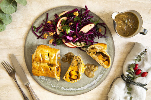 Kürbisstrudel Wellington mit Thymian-Zwiebel-Sauce und Rotkohlsalat