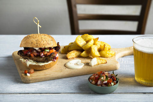 Salsiccia-Burger mit Paprikasalsa und gebackenen Kartoffel-Wedges