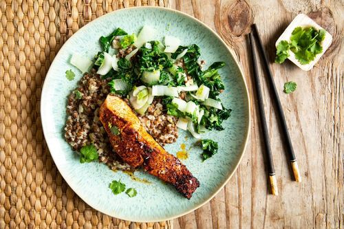 Tandoori-Lachs mit gebratenem Pak Choi und cremigen Kokos-Linsen