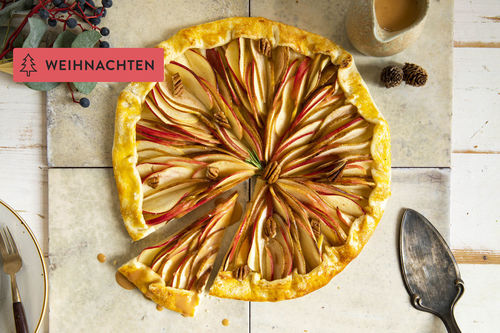 Apfel-Birnen-Galette mit Karamellsauce mit Pekannüssen und Rosmarin
