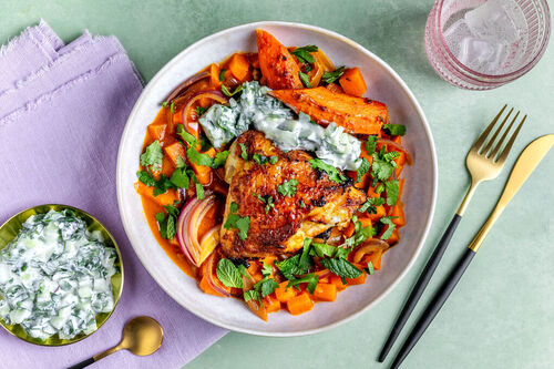 Feines Tandoori-Hähnchen mit Süßkartoffeln und Gurkenraita