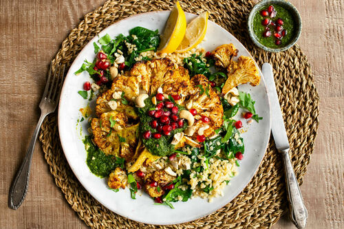 Gerösteter Blumenkohl mit Spinat-Bulgur und Kräutersalsa