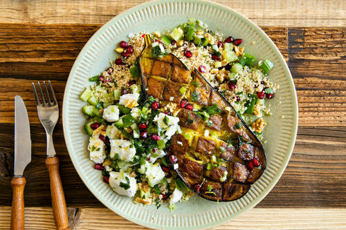 Aubergine mit Greek White auf Granatapfel-Couscous mit Walnüssen