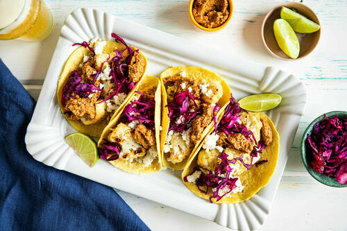 Blumenkohl-Greek-Tacos mit Rotkohl und Chipotle-Kürbiskern-Salsa