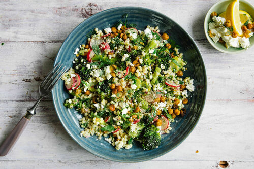 Bunter Perlencouscous-Greek-Salat mit Brokkoli und gerösteten Kichererbsen