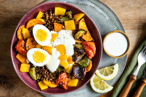 Ei auf Zucchini-Linsen-Gemüse mit Greeksauce und Paprikasalat