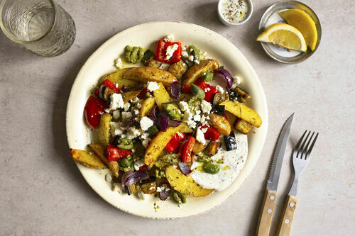 Griechisches Ofengemüse mit Greek White mit Oliven und Joghurt-Minze-Dip