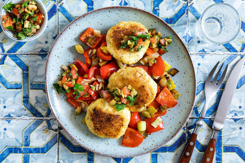Kartoffel-Greek-Küchlein mit Paprika, Lauch und Olivensalsa