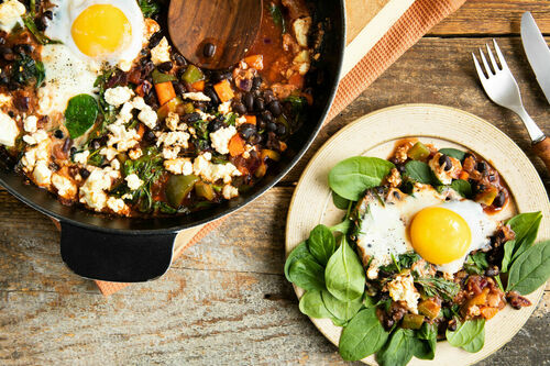 Shakshuka mit Greek White und Ei mit schwarzen Bohnen und Paprika
