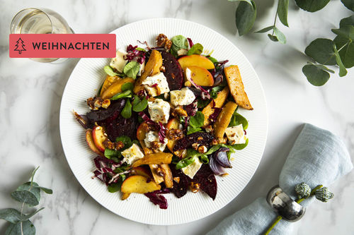 Warmer Wintersalat mit Blauschimmelkäse mit Süßkartoffel und kandierten Haselnüssen