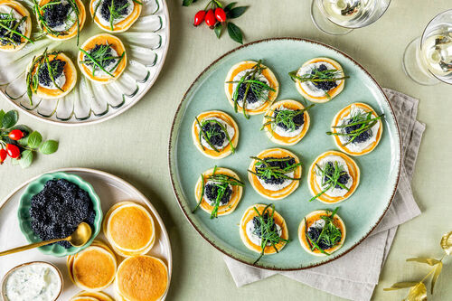 Weihnachtliche Blini mit Seealgen-Kaviar mit Meerrettichcreme, Queller und Dill