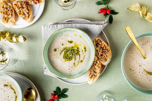 Blumenkohl-Maronen-Suppe mit Kräuteröl dazu Crostini mit Pflaumen-Gewürz-Chutney