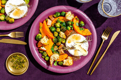 Feiner Camembert mit Mangochutney dazu gebackenes Kürbis-Rosenkohl-Gemüse
