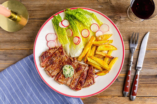 Steak frites mit Schnittlauchbutter und Romana-Radieschen-Salat