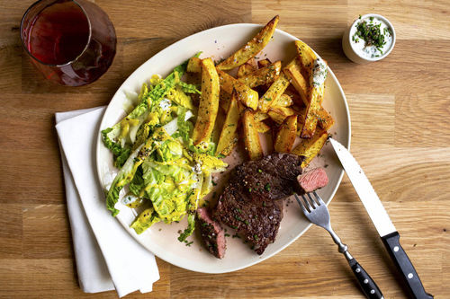 Klassisches Bio-Steak frites mit Schnittlauchjoghurt und Salat