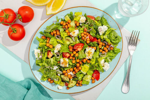 Köstlicher Kichererbsensalat mit Greek White mit Gurken, Tomaten und Petersilie
