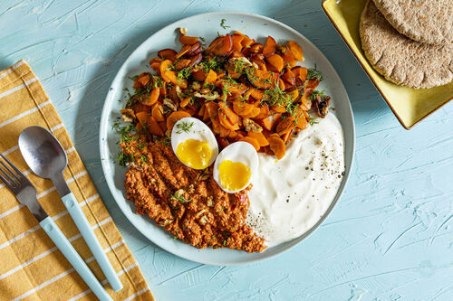 Ei an pikanter Paprika-Walnuss-Sauce mit Karotten, Joghurt und Pita