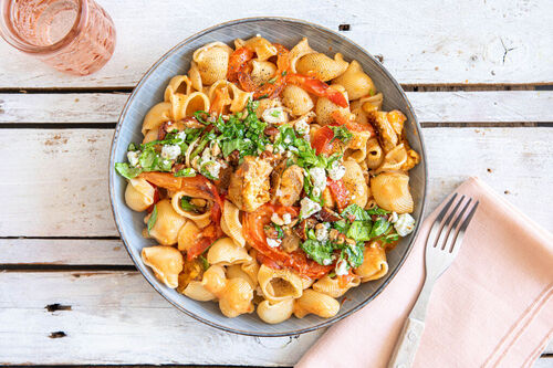 Paprika-Hähnchen-Pasta mit Greek White mit Rauchmandeln und Basilikum