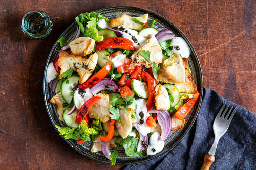 Paprika-Pita-Salat Fattoush-Style mit Greek-White-Joghurt-Sauce und Minzöl