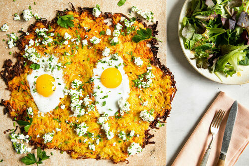 Rösti aus dem Ofen mit Greek White und Ei dazu gemischter Salat