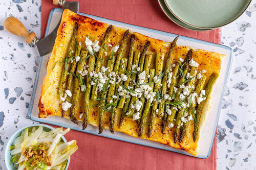 Tarte mit grünem Spargel und Greek White dazu feiner Chicoréesalat mit Walnüssen