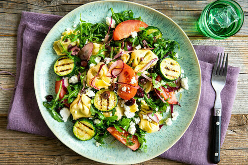 Tortellisalat mit Greek White und Oliven mit gegrillter Zucchini und Zitronendressing